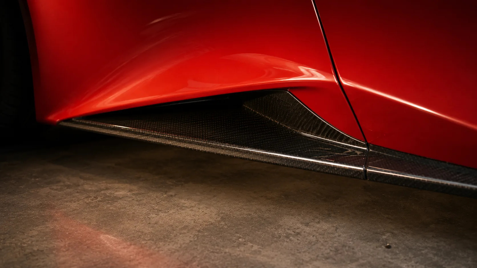 Sportwagen-Aufbereitung — Lackdetail Ferrari Carbon-Side-Skirt bei Prestige Selections